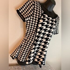 Elle Collection~Striking~Fit & Flair~Houndstooth~Knit Top~Scoop Neck~Size M